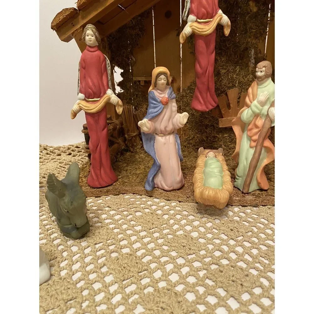 Christmas Nativity Set‎ Manger Scene With Wooden Stable 12 Ceramic Figures.